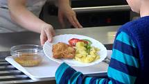 O několik korun víc zaplatí rodiče školáků za oběd ve školních jídelnách. Pro početnější rodiny se tak roční náklady za stravování dětí mohou navýšit až o několik tisíc