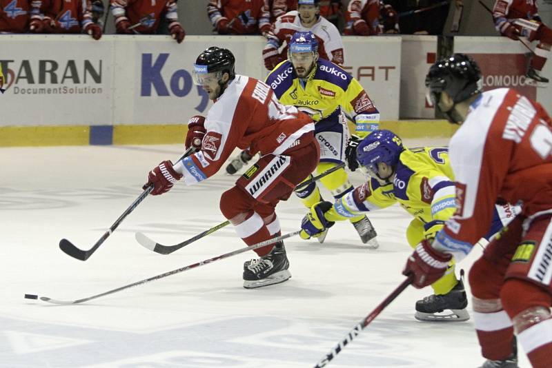 Hokejisté Olomouce (v červeném) prohráli se Zlínem 3:4 po prodloužení