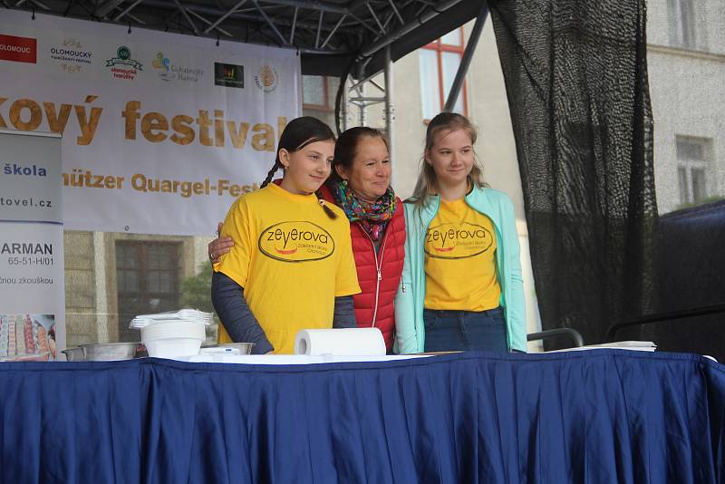 Čtvrtý ročník oblíbeného Tvarůžkového festivalu o posledním dubnovém víkendu zaplnil centrum Olomouce. Přilákal stovky lidí.