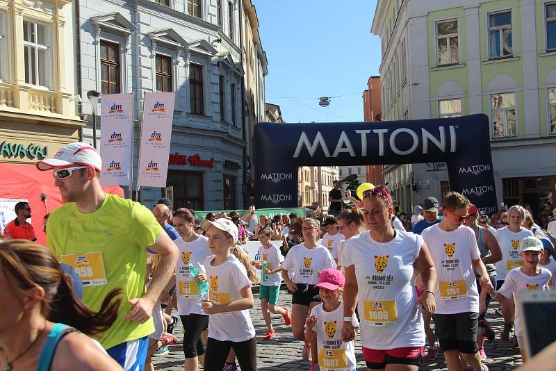 Tisíce amatérských i profesionálních běžců zaplnily v sobotu ulice Olomouce.