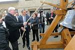 Prezident Zeman ve zvonařské dílně v Brodku u Přerova