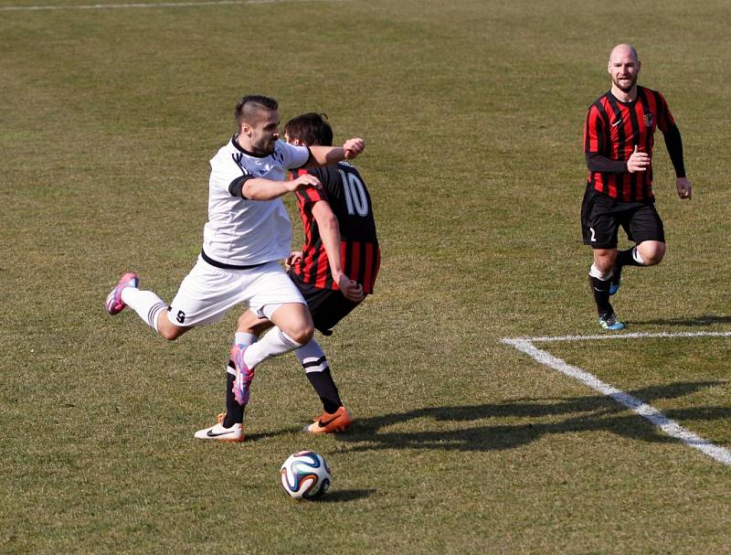 Holice (v bílém) podlehla Prostějovu 0:1