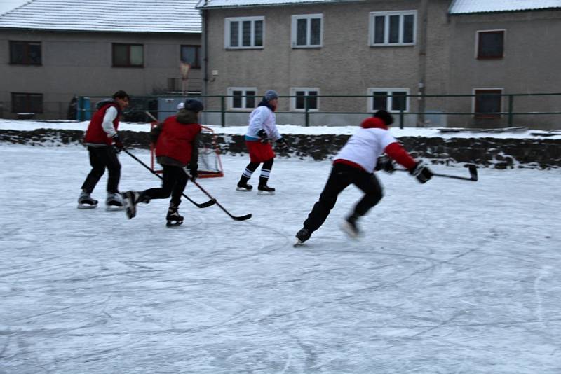 Hokejisté se na lašťanském rybníku utkali v prvním ročníku hokejových her Winter classic games.