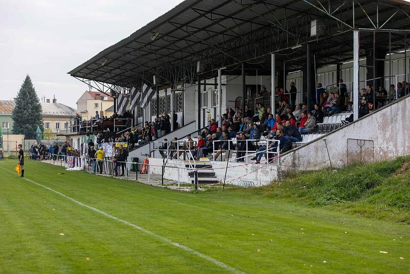 Fotbalisté Hodolan (v pruhovaném) porazili Novou Hradečnou 8:0.