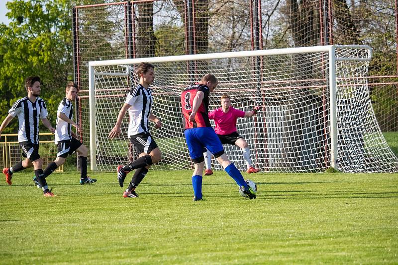 Fotbalisté Dubu nad Moravou (v bílo-černém) porazili Protivanov 2:1.