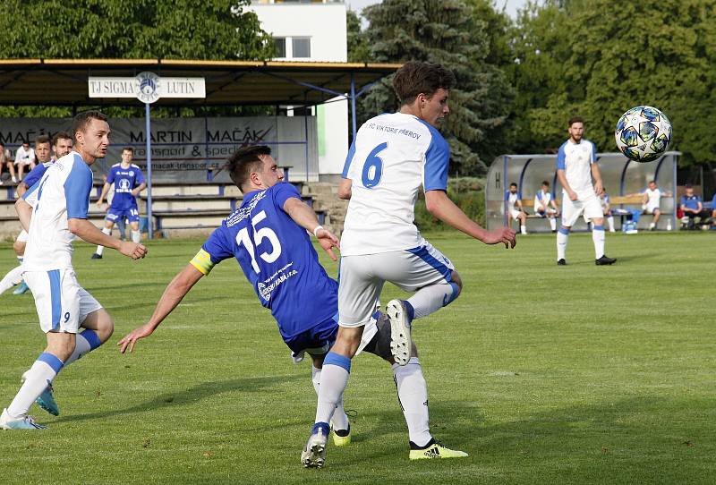 Fotbalisté Sigmy Lutín (v modrém) remizovali s Viktorií Přerov 1:1.