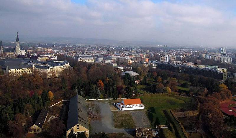 Korunní pevnůstka s opravenou Prachárnou z výšky