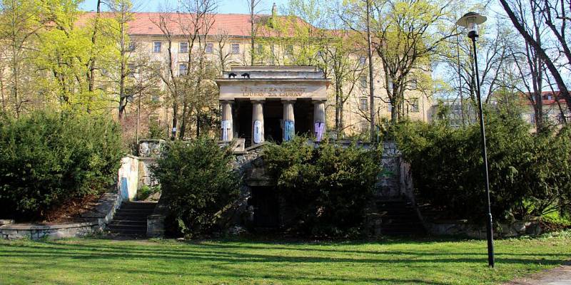 Jihoslovanské mauzoleum v Bezručových sadech v Olomouci