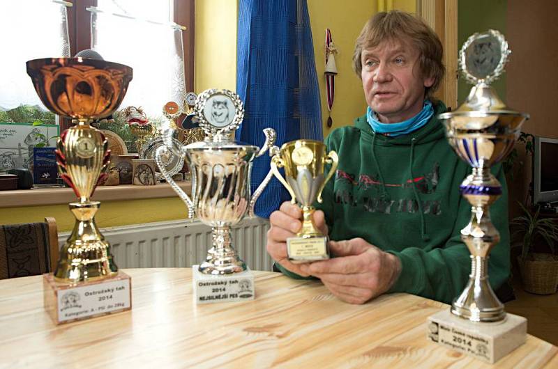 Musher psího spřežení Jaroslav Charouz z Komárova s trofejemi