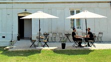 Nová kavárna a vinárna v prostorách fary ve Slatinicích. Květen 2023