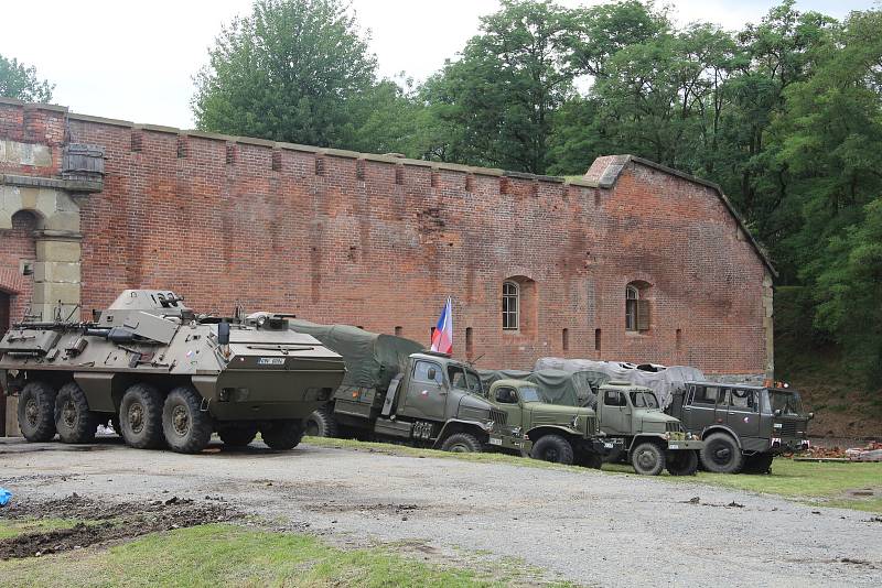 Přehlídku vojenské techniky, stanové tábory i komentované prohlídky nabídl o víkendu pátý ročník srazu vojenských veteránů v areálu Fortu XIII na Nové ulici v Olomouci.