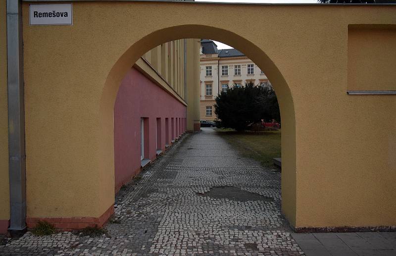 Tzv. pražská mozaika před historickou budovou oblastního ředitelství Správy železniční dopravní cesty v Nerudově ulici v Olomouci