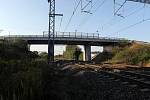Most přes železniční trať v Holici se rozšířil o cyklostezku.