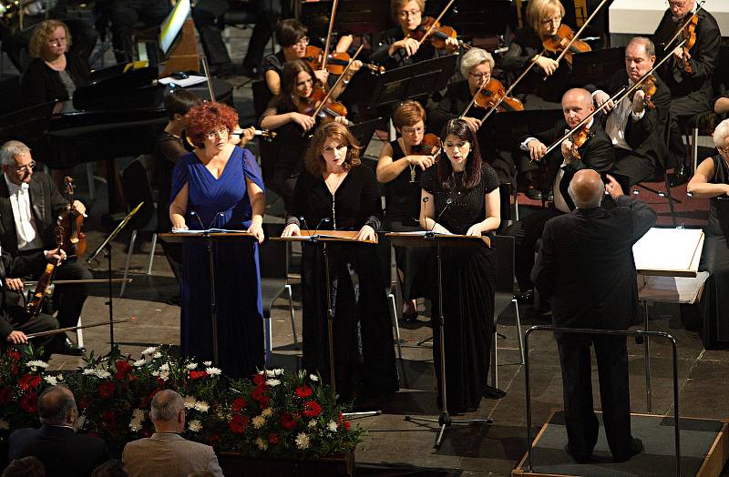 Koncert krakovské filharmonie v olomouckém kostele P.M. Sněžné slavnostně zahájil unikátní výstavu Rozlomená doba