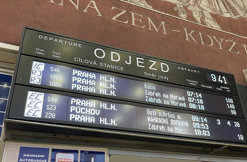 Hlavní nádraží v Olomouc: nehoda u Prosenic na hlavním železničním koridoru komplikuje lidem cestování, v Olomouci někteří uvízli i na pár hodin. 14. ledna 2022