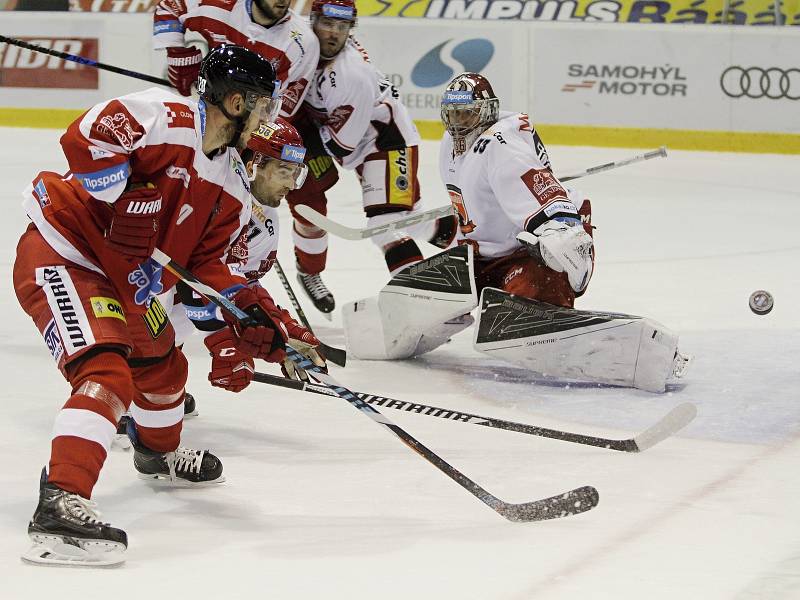 Hokejisté Olomouce (v červeném) proti Hradci Králové