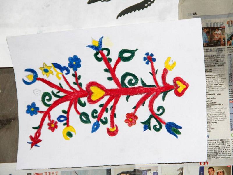 Žáci olomouckých škol malují podchod pod tramvajovou zastávkou Pionýrská folklorními motivy