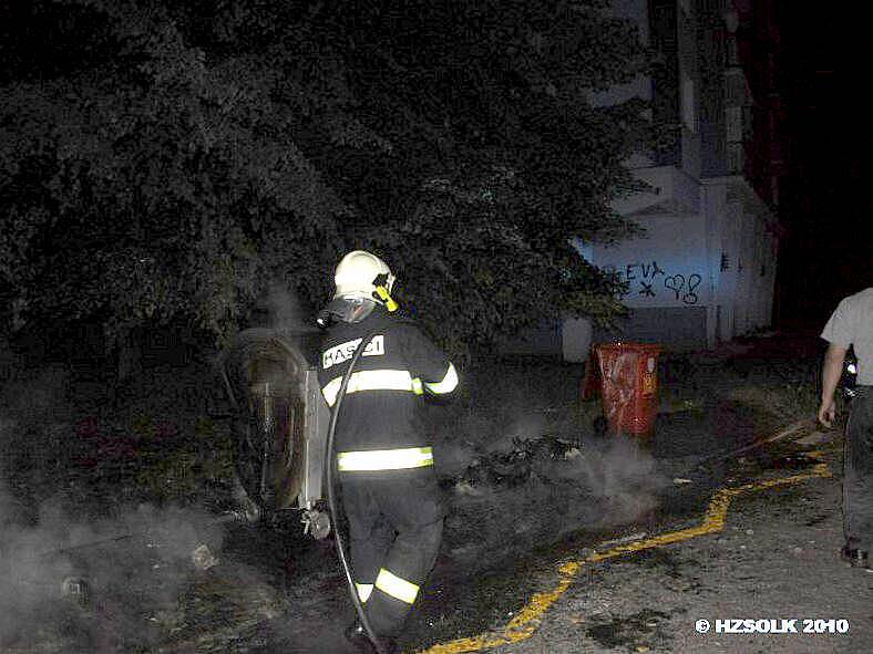 U série požárů kontejnerů v Olomouci zasahovali v noci na 6. srpna hasiči