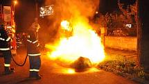 U série požárů kontejnerů v Olomouci zasahovali v noci na 6. srpna hasiči