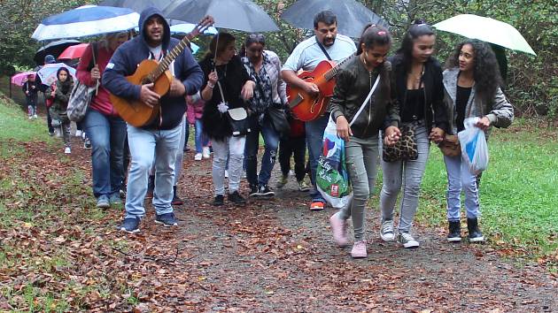 Stovky Romů se v dešti vydaly na pouť na Svatý Kopeček - Olomoucký deník