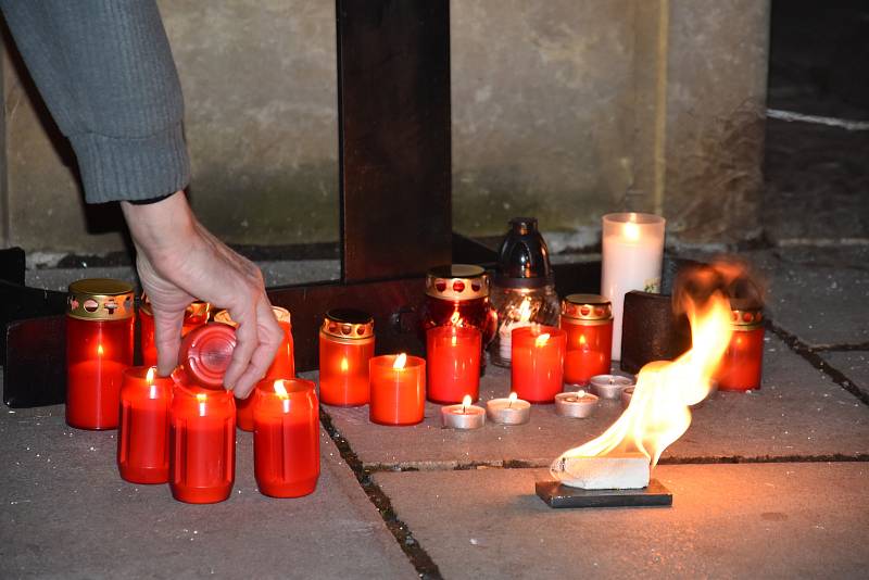 Nasvícená radnice, proslovy politiků, kovový pomník a pietní kniha připomněly Jana Palacha na olomouckém Horním náměstíFoto: