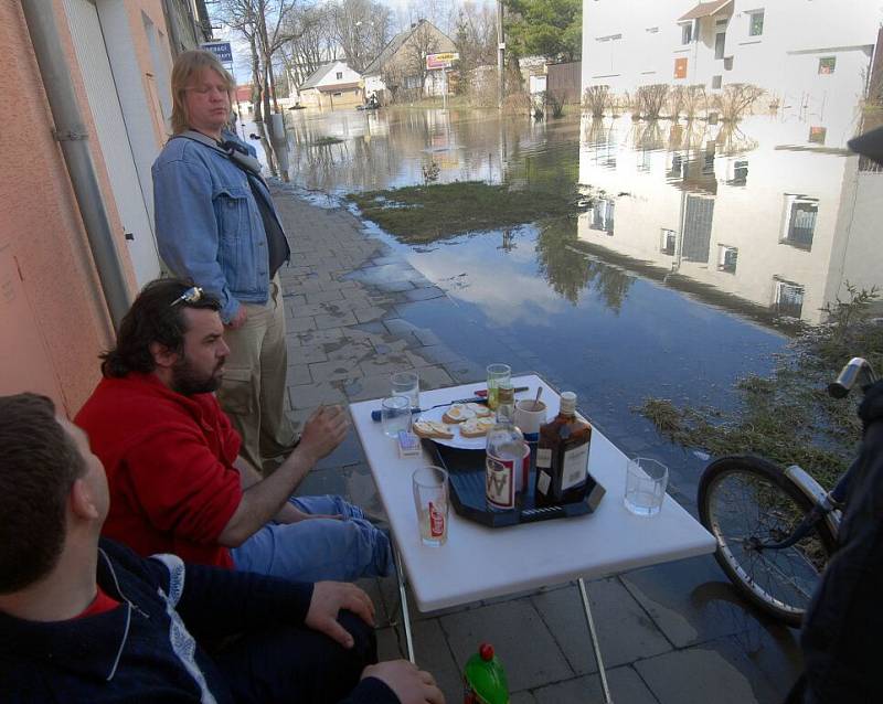 Neděle 2. dubna 2006. Obyvatelé Černovíra sledují z toho mála místa, kam se dá vkročit suchou nohou, zaplavené ulice