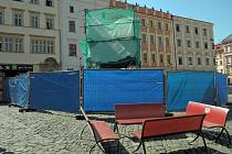 Oprava Caesarovy kašny v Olomouci uprostřed turistické sezony