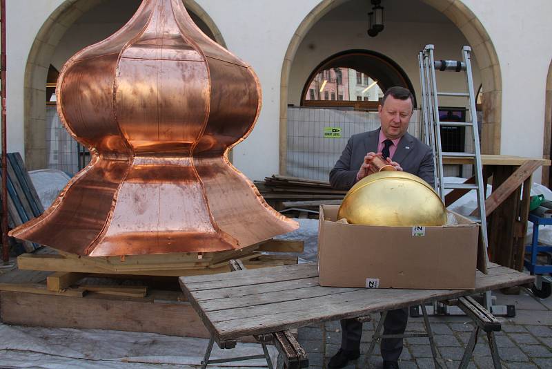 Pamětní medaile, historické listiny, fotografie i statistické údaje o Olomouci se zapečetěné uložily do rekonstruované věžičky nad orlojem olomoucké radnice jako odkaz pro další generace.