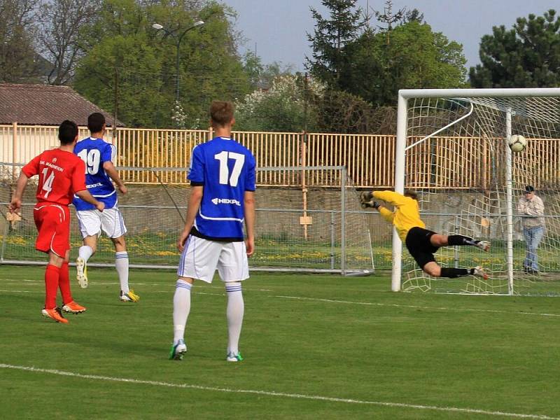 Fotbalisté Uničova (v modrobílém) proti Hulínu