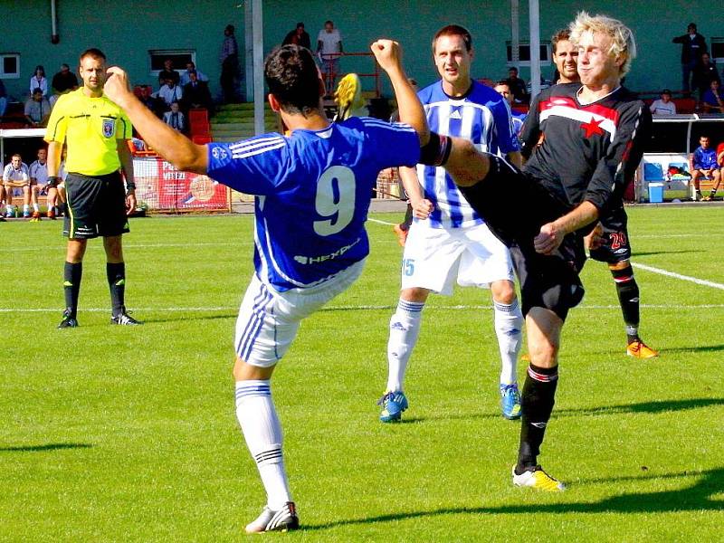 Fotbalisté Uničova (v modrém) proti Orlové