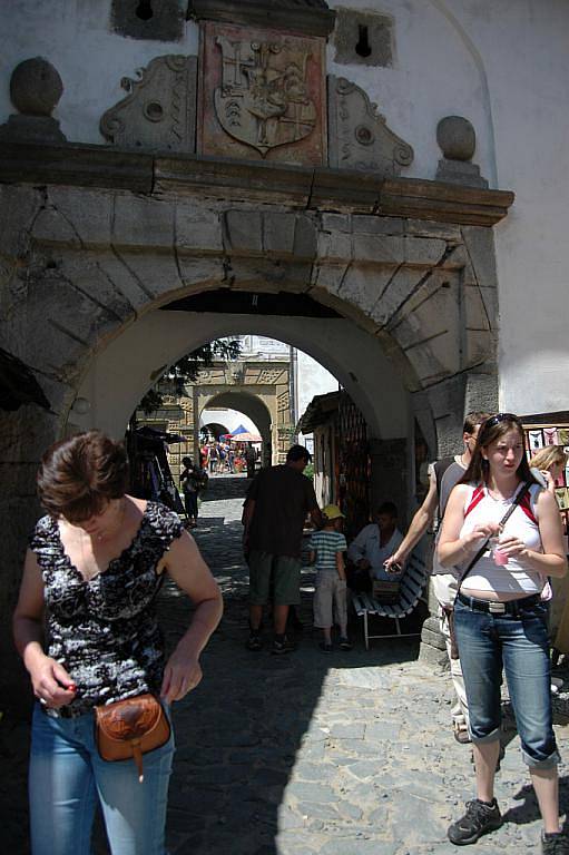 Bitvu, obléhání hradu, výstavu historické zbroje a bohatý celodenní program slibuje ještě v neděli 17. července návštěvníkům hrad Sovinec.