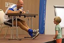 Fotbalový útočník Jan Koller navštívil Olomouckou fotbalovou školu