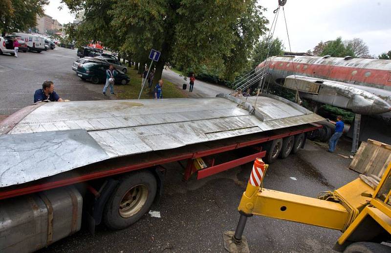 Rozebírání olomouckého letadla Tu-104