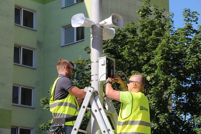 Montáž moderních hlásičů varovného systému ve Werichově ulici v Olomouci v červenci 2019.