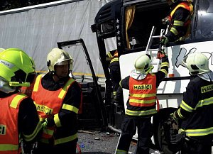 Srážka autobusu a kamionem na D35 u Litovle