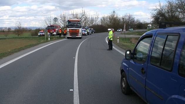 Tragická nehoda za motorestem Zlatá Křepelka, při které zemřel cyklista, 7. dubna 2022