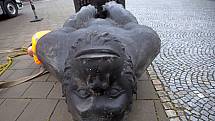 Festival Sculpture Line v Olomouci - dvě sochy lidoopů autora Liu Ruowang s názvem Original Sin. Instalace u vstupu do Smetanových sadů, 19. června 2020