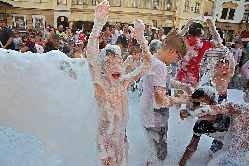 Tradiční loučení s prázdninami na Horním náměstí v Olomouci za asistence dobrovolných hasičů.