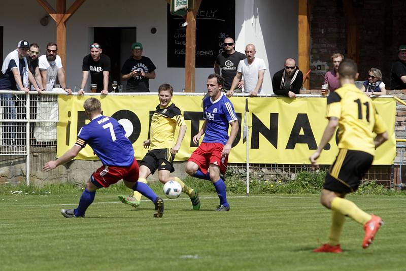 Fotbalisté Nových Sadů (ve žlutém) prohráli s Valašským Meziříčím 2:4