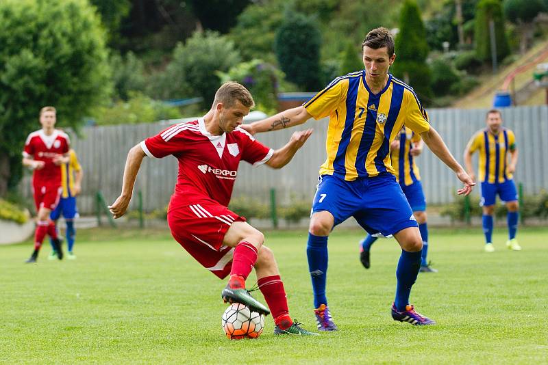 V prvním kole MOL Cupu porazily divizní Kozlovice Uničov (v červeném) 3:0.