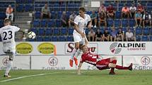 Olomoučtí fotbalisté (v červeném) remizovali se Slováckem 0:0Patrik Šimko (v bílém uprostřed), Václav Jemelka (v červeném)