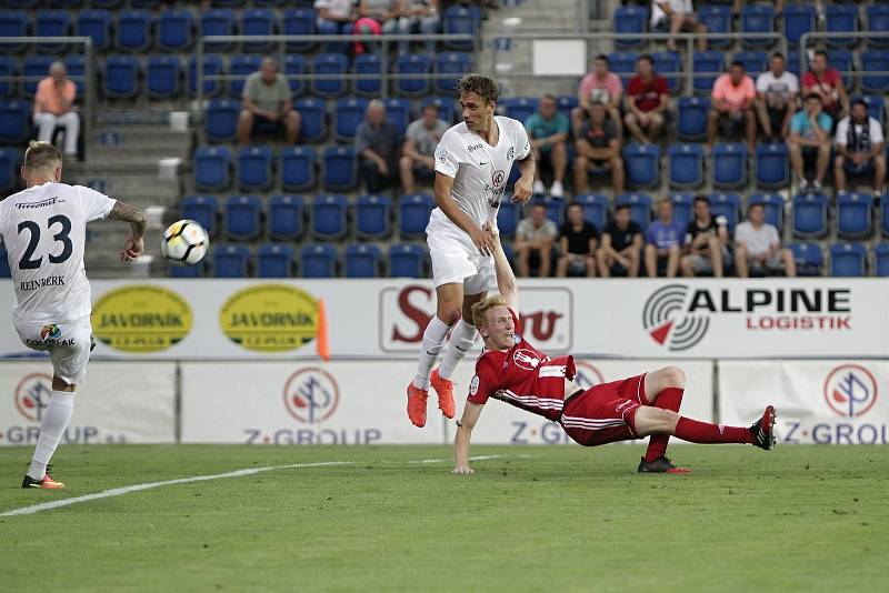 Olomoučtí fotbalisté (v červeném) remizovali se Slováckem 0:0Patrik Šimko (v bílém uprostřed), Václav Jemelka (v červeném)