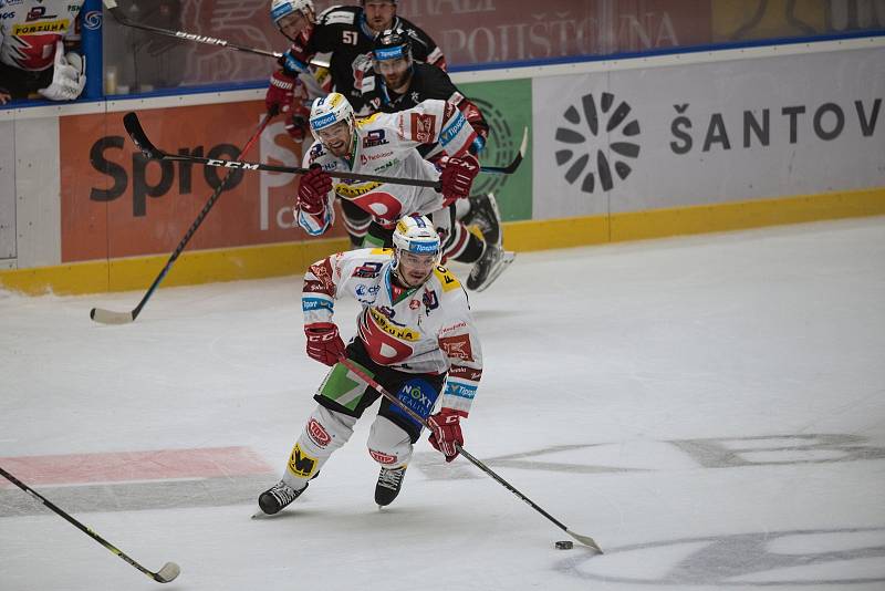 Hokejisté HC Olomouc (v černém) proti HC Dynamo Pardubice (1:2).