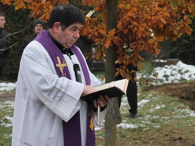 Pietní akt k uložení části kosterních ostatků, které našli archeologové během průzkumu v rámci rekonstrukce Pavilonu A Výstaviště Flora Olomouc.