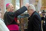 Olomoucký arcibiskup Jan Graubner uděluje ve svatokopecké bazilice prezidentu Zemanovi znamení popelce