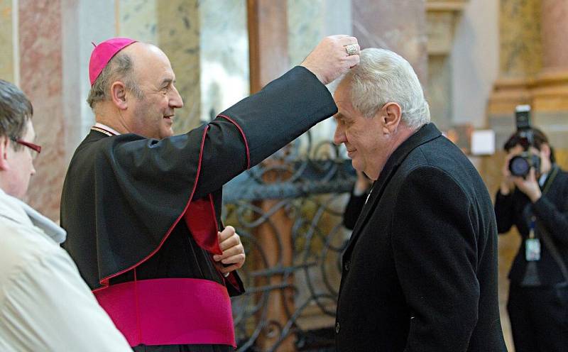 Olomoucký arcibiskup Jan Graubner uděluje ve svatokopecké bazilice prezidentu Zemanovi znamení popelce