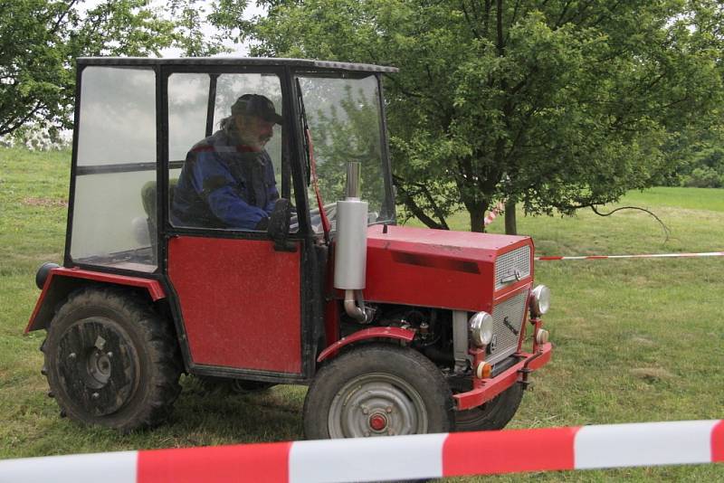 Jezdců se na startovní listině soutěže Traktor cup sešlo sedm. Už tradiční akce je součástí místních hodů.
