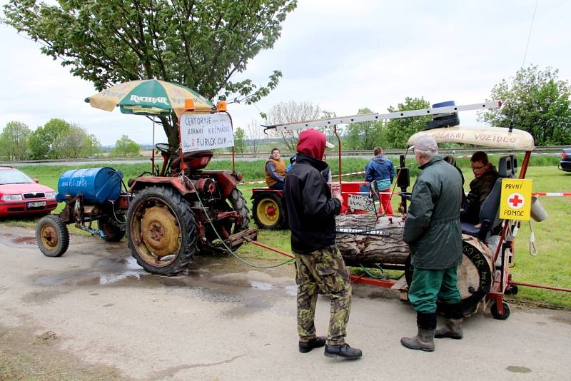 Jezdců se na startovní listině soutěže Traktor cup sešlo sedm. Už tradiční akce je součástí místních hodů.