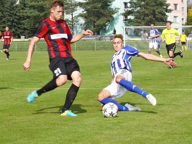 Fotbalisté Uničova (v modro-bílém) proti béčku Opavy