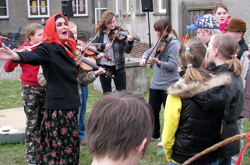 Vynášení zimy v Drahotuších na Hranicku, březen 2010